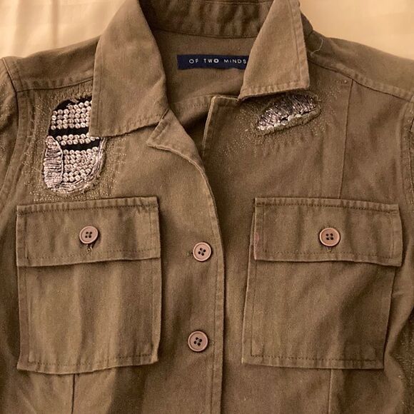 Of Two Minds Cotton Cargo Pocket Utility Shirt Jacket with Sequin Patches. Green - Picture 2 of 9